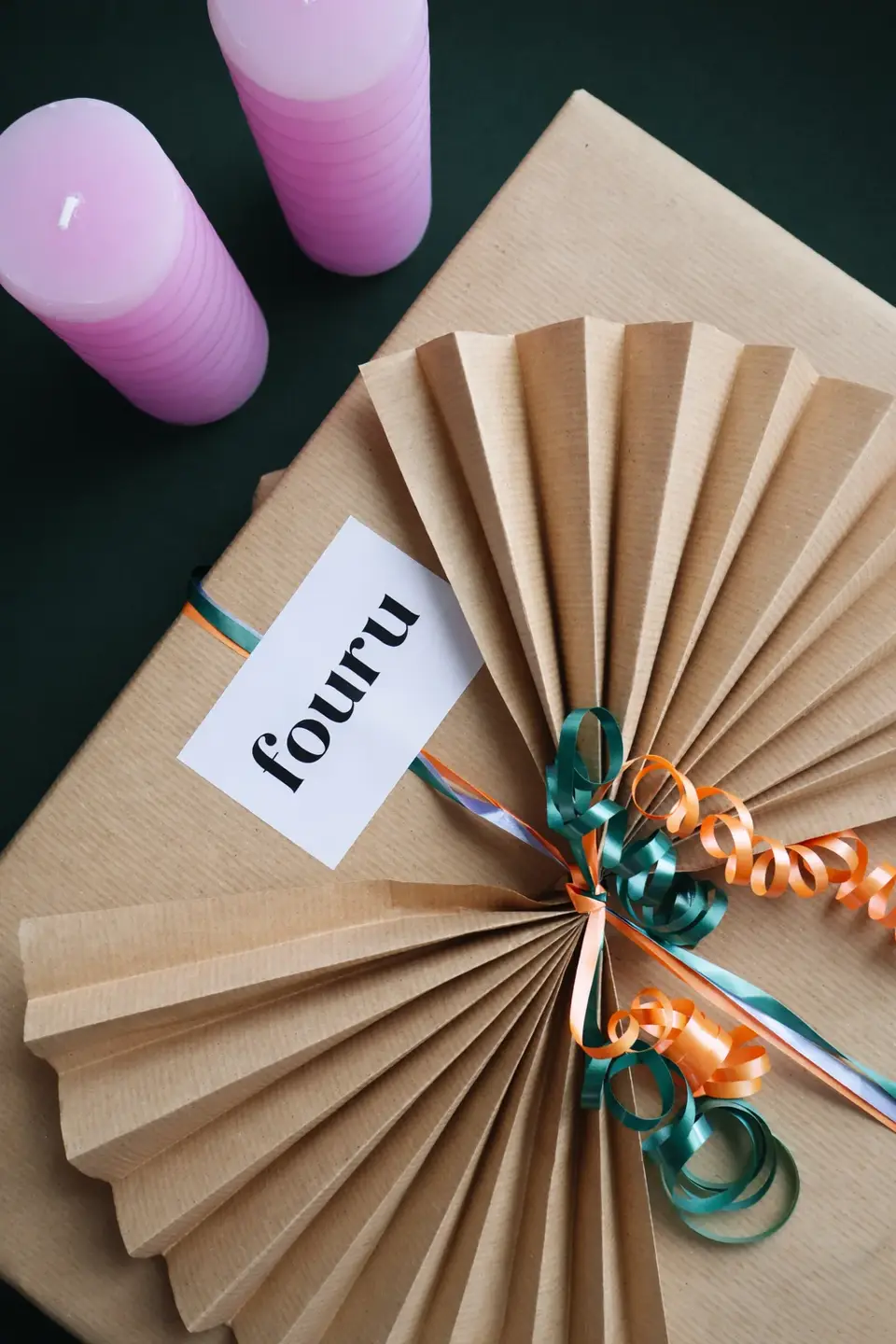Relatiegeschenk van FOURU met groen lint op een groene achtergrond