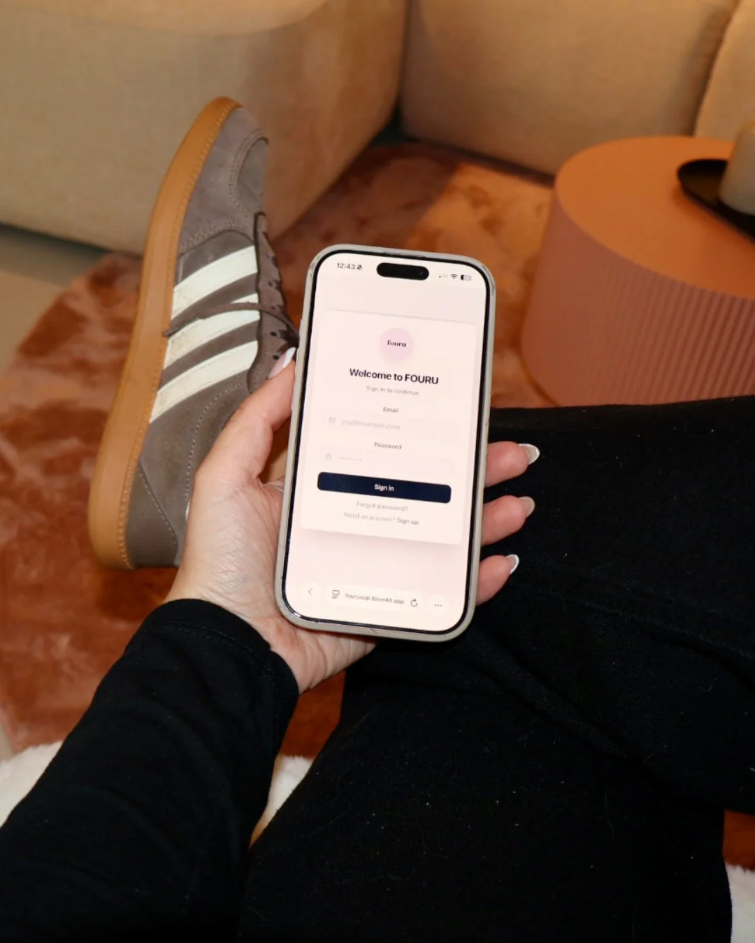 De FOURU-app op een telefoon