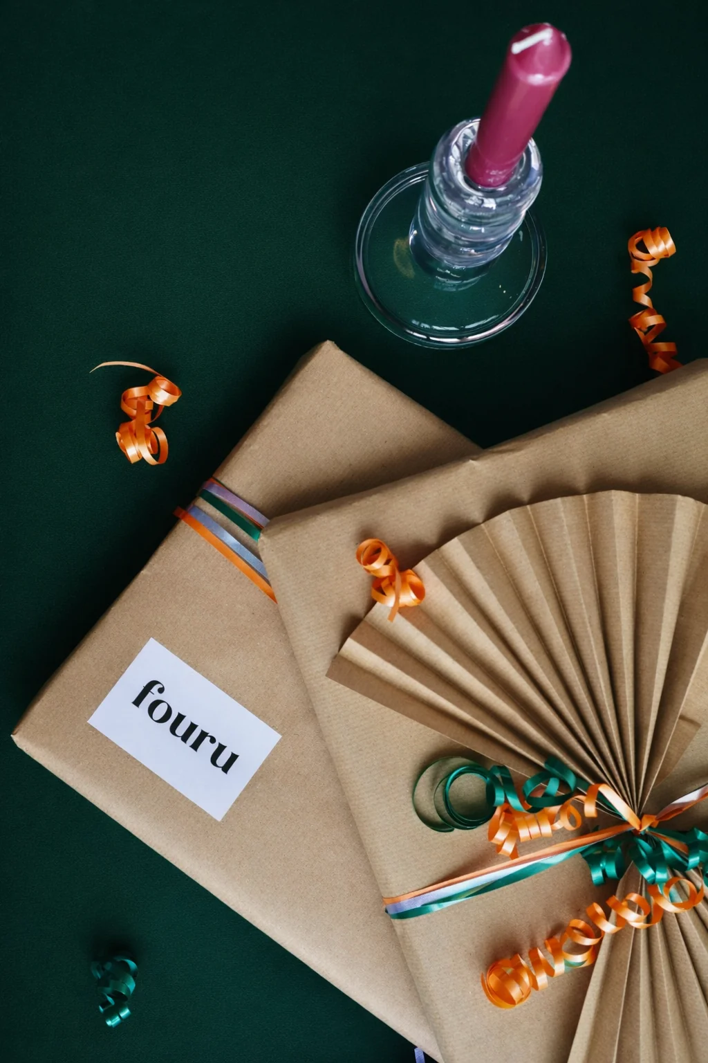 Medewerker van FOURU belt een relatie over een geplande verzending