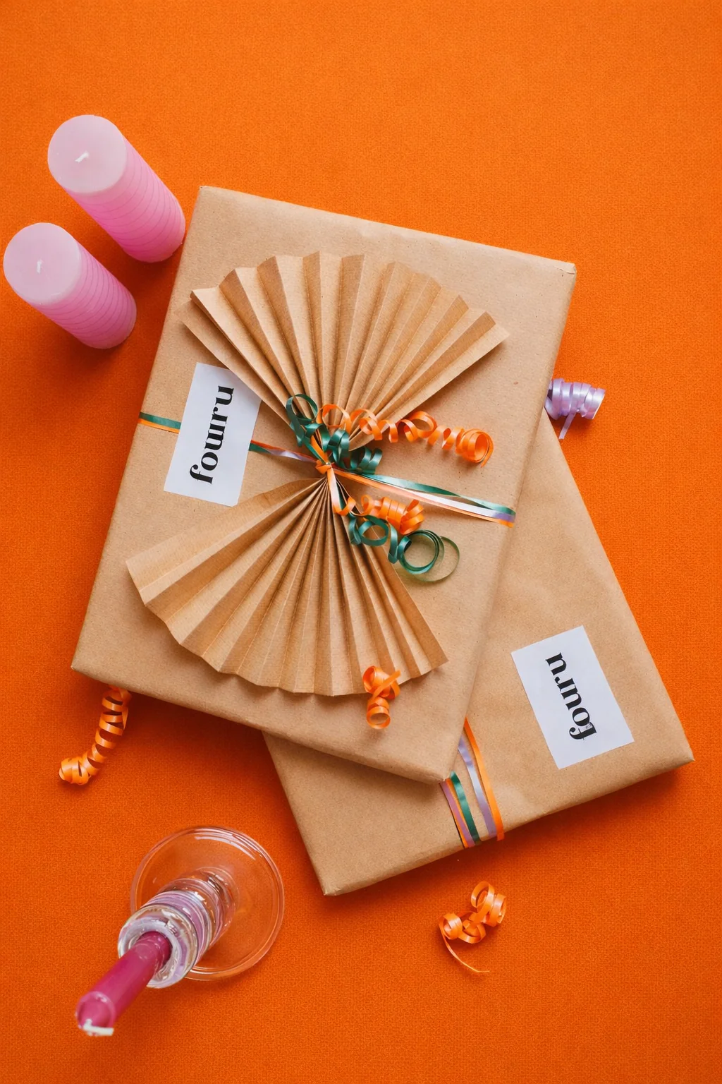 Cadeau in oranje FOURU-verpakking