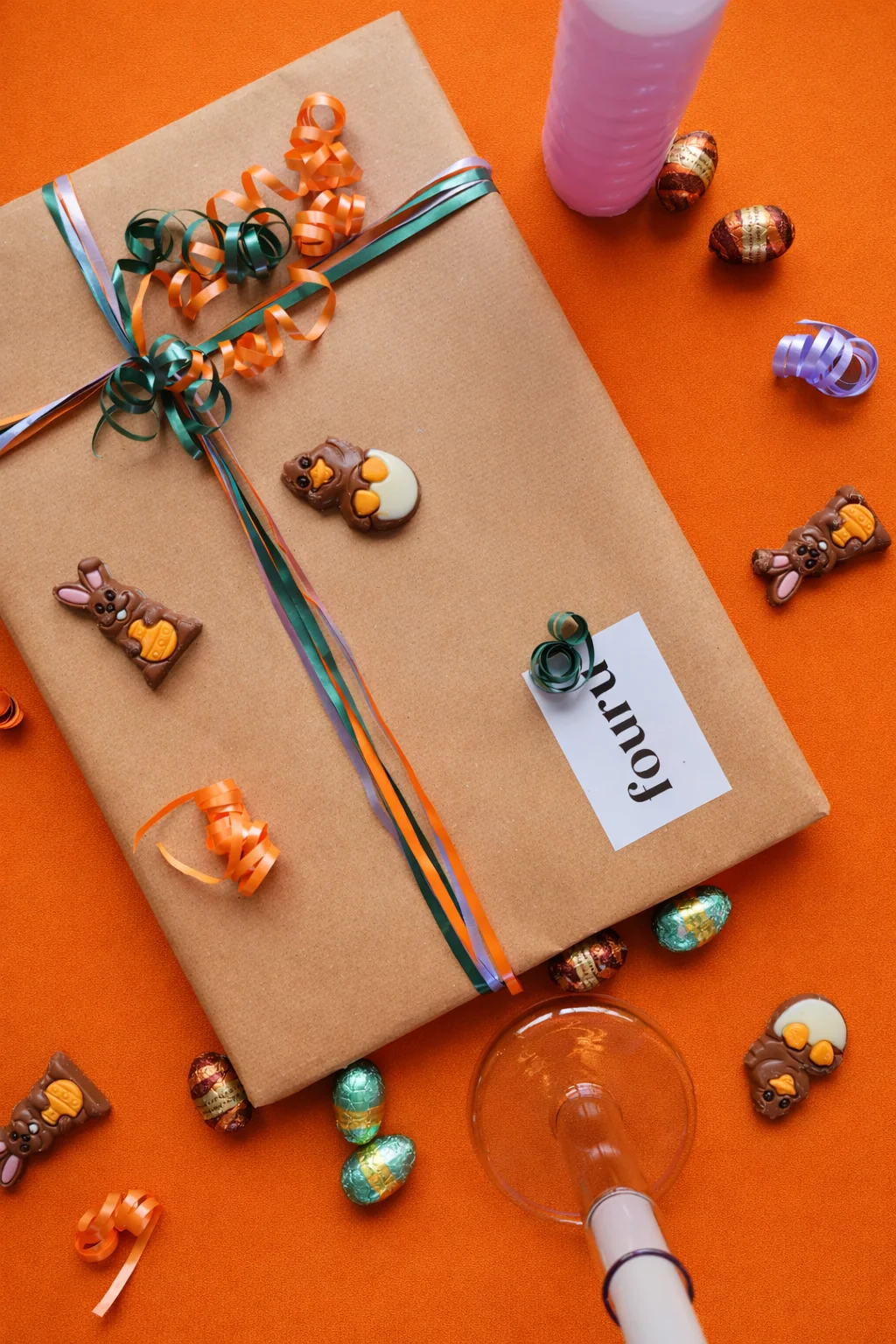 Paascadeau in oranje FOURU-verpakking